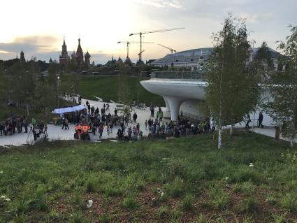 Москва. Посетители  в природно-ландшафтном  парке `Зарядье`.