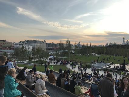 Москва. Посетители  в  природно-ландшафтном  парке `Зарядье`.