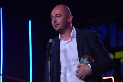 Сочи. Режиссер Борис Хлебников, получивший главный приз открытого российского кинофестиваля `Кинотавр`, на церемонии закрытия XXVIII Открытого Российского кинофестиваля `Кинотавр`.