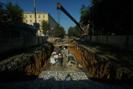 Екатеринбург. Рабочие меняют трубы теплотрассы в ходе подготовки к зиме