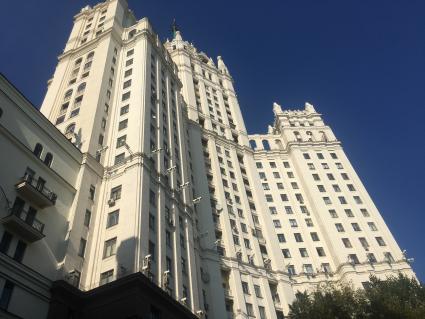 Москва. Вид на корпус сталинской высотки на Котельнической набережной.