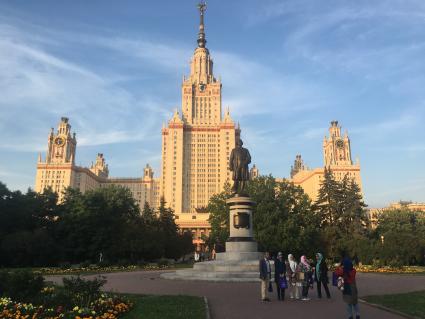 Москва. Вид на высотное здание  главного здания МГУ -центрального  здания университетского комплекса.