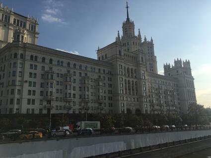 Москва. Вид на высотное здание на Котельнической набережной.