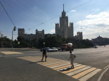 Москва. Вид на высотное здание на Котельнической набережной.