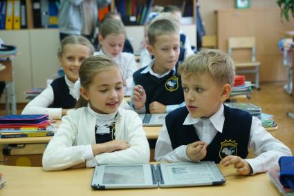 Екатеринбург.  Дети с планшетом на уроке в школе.