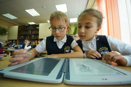 Екатеринбург.  Дети с планшетом на уроке в школе.