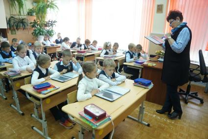 Екатеринбург.   Учитель ведет урок в классе.
