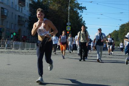 Екатеринбург. Участники тринадцатого Всероссийского массового забега \'Кросс нации\'.