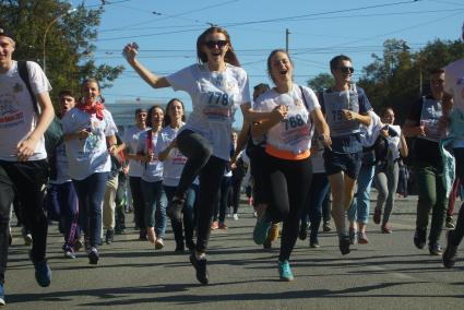 Екатеринбург. Участники тринадцатого Всероссийского массового забега \'Кросс нации\'.