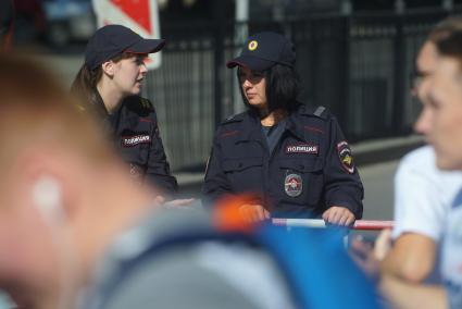 Екатеринбург. Женщины-полицейскии в оцеплении, во время тринадцатого Всероссийского массового забега \'Кросс нации\'.