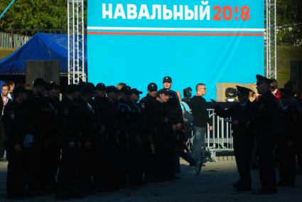 Екатеринбург. Полицейские проходят инструктаж перед началом встречи Алексея Навального с горожанами на площади Обороны