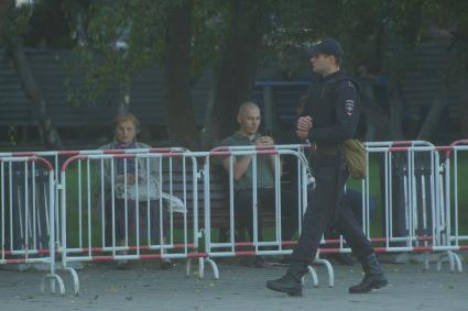 Екатеринбург. Полицейский перед началом встречи Алексея Навального с горожанами на площади Обороны