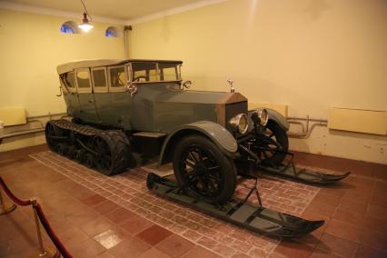 Диск 233. Автомобиль Rolls-Royce  Silver Ghost был куплен в Англии в 1922 году для правительственного гаража. Это единственный в мире Rolls-Royce на полугусеничном ходу