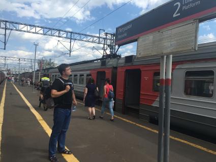 Московская область.Корреспондент `Комсомольской правды` Павел Клоков  у электрички `Москва- Петушки`на Курском вокзале.