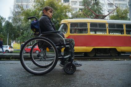 Екатеринбург. Инвалид-колясочник самостоятельно  пересекает перекресток во время тестирования доступности городской среды для людей с ограниченными возможностями