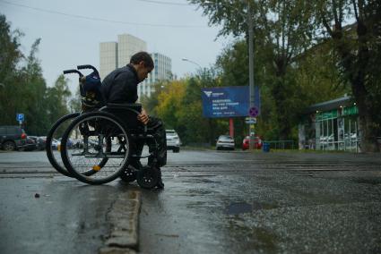 Екатеринбург. Инвалид-колясочник самостоятельно  пересекает перекресток во время тестирования доступности городской среды для людей с ограниченными возможностями