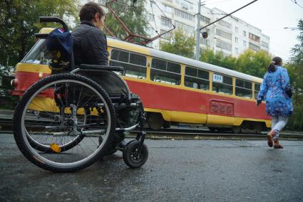 Екатеринбург. Инвалид-колясочник самостоятельно  пересекает перекресток во время тестирования доступности городской среды для людей с ограниченными возможностями