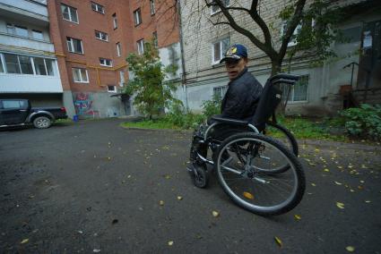 Екатеринбург. Инвалид-колясочник во время тестирования доступности городской среды для людей с ограниченными возможностями