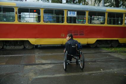 Екатеринбург. Инвалид-колясочник самостоятельно  пересекает перекресток во время тестирования доступности городской среды для людей с ограниченными возможностями