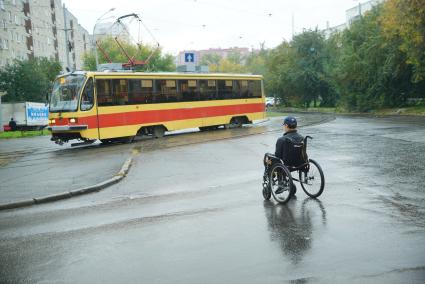 Екатеринбург. Инвалид-колясочник самостоятельно  пересекает перекресток во время тестирования доступности городской среды для людей с ограниченными возможностями