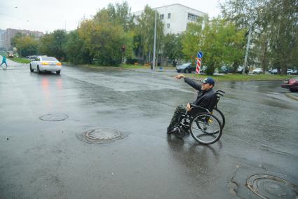 Екатеринбург. Инвалид-колясочник самостоятельно  пересекает перекресток во время тестирования доступности городской среды для людей с ограниченными возможностями