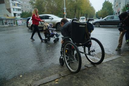 Екатеринбург. Инвалид-колясочник самостоятельно пересекает перекресток во время тестирования доступности городской среды для людей с ограниченными возможностями