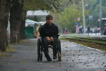 Екатеринбург. Инвалид-колясочник во время тестирования доступности городской среды для людей с ограниченными возможностями