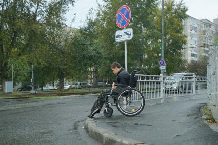 Екатеринбург. Инвалид-колясочник во время тестирования доступности городской среды для людей с ограниченными возможностями