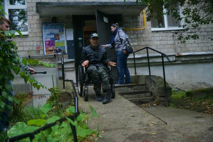 Екатеринбург. Инвалид-колясочник у жилого дома с пандусом, во время тестирования доступности городской среды для людей с ограниченными возможностями