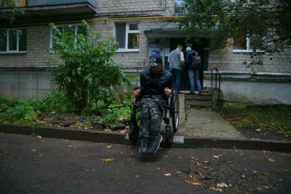 Екатеринбург. Инвалид-колясочник у жилого дома с пандусом, во время тестирования доступности городской среды для людей с ограниченными возможностями