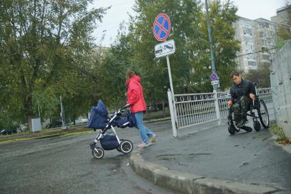 Екатеринбург. Инвалид-колясочник и женщина с детской коляской во время тестирования доступности городской среды для людей с ограниченными возможностями