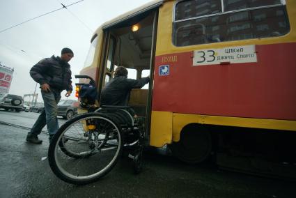 Екатеринбург. Инвалид-колясочник залезает в трамвай во время тестирования доступности городской среды для людей с ограниченными возможностями