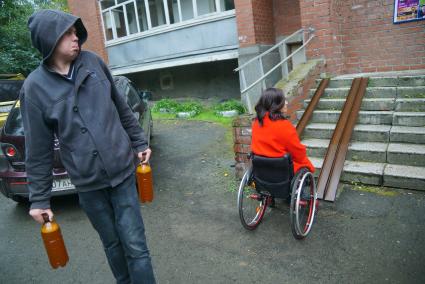 Екатеринбург. Мужчина с пивом проходит мимо женщины-инвалида-колясочника тестирующей доступность городской среды для людей с ограниченными возможностями