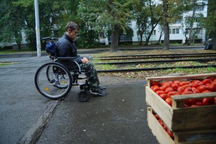 Екатеринбург. Инвалид-колясочник во время тестирования доступности городской среды для людей с ограниченными возможностями