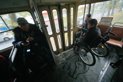 Екатеринбург. Инвалид-колясочник в трамвае во время тестирования доступности городской среды для людей с ограниченными возможностями