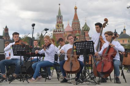 Москва. Открытие природно-ландшафтного парка `Зарядье`.