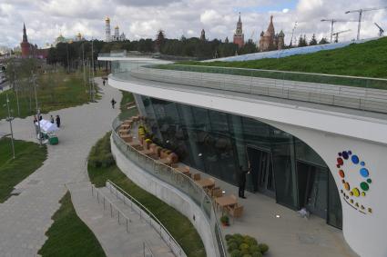 Москва. Здание Гастрономического центра `Зарядье` (справа) в природно-ландшафтном парке `Зарядье`.