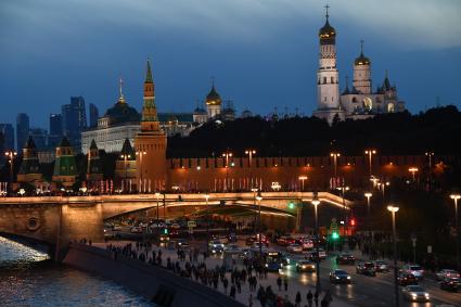 Москва. Вид с `парящего` моста в природно-ландшафтном парке `Зарядье` на Кремль.