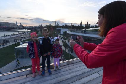 Москва. Посетители на `парящем` мосту в природно-ландшафтном парке `Зарядье`.