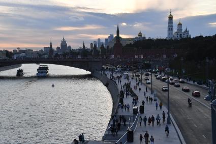 Москва. Вид с `парящего` моста в природно-ландшафтном парке `Зарядье` на Кремль и Москворецкую набережную.