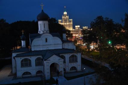 Москва. Церковь Зачатия Анны на территории природно-ландшафтного парка `Зарядье`.