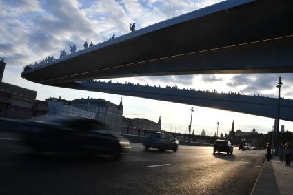 Москва. `Парящий` мост в природно-ландшафтном парке `Зарядье`.