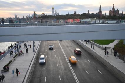 Москва. `Парящий` мост в природно-ландшафтном парке `Зарядье`.