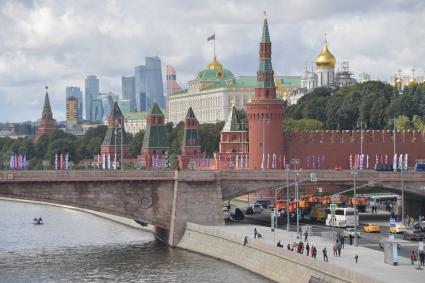 Москва. Вид с `парящего` моста в природно-ландшафтном парке `Зарядье` на Кремль и ММДЦ `Москва-сити`.