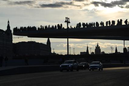 Москва. `Парящий` мост в природно-ландшафтном парке `Зарядье`.