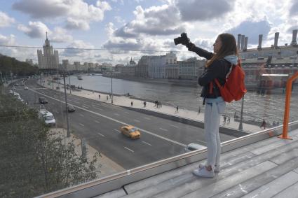 Москва. Вид с `парящего` моста в природно-ландшафтном парке `Зарядье`.