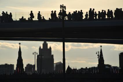 Москва. `Парящий` мост в природно-ландшафтном парке `Зарядье`.