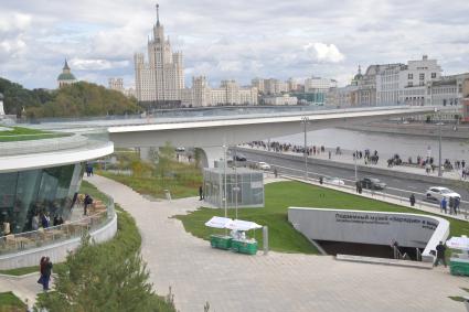 Москва. Посетители на открытии природно-ландшафтного парка `Зарядье`.