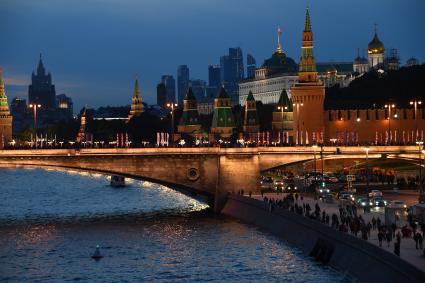 Москва. Вид с `парящего` моста в природно-ландшафтном парке `Зарядье` на Кремль и ММДЦ `Москва-сити`.