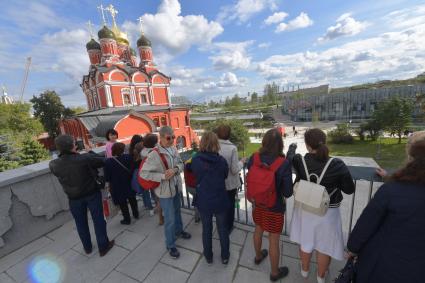 Москва. Посетители на открытии природно-ландшафтного парка `Зарядье`.